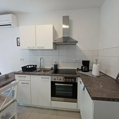 Leon 1 Новиград